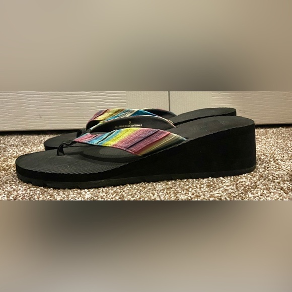 Speedo Flip Flops Women’s Size 9 Rainbow Striped - Picture 3 of 6